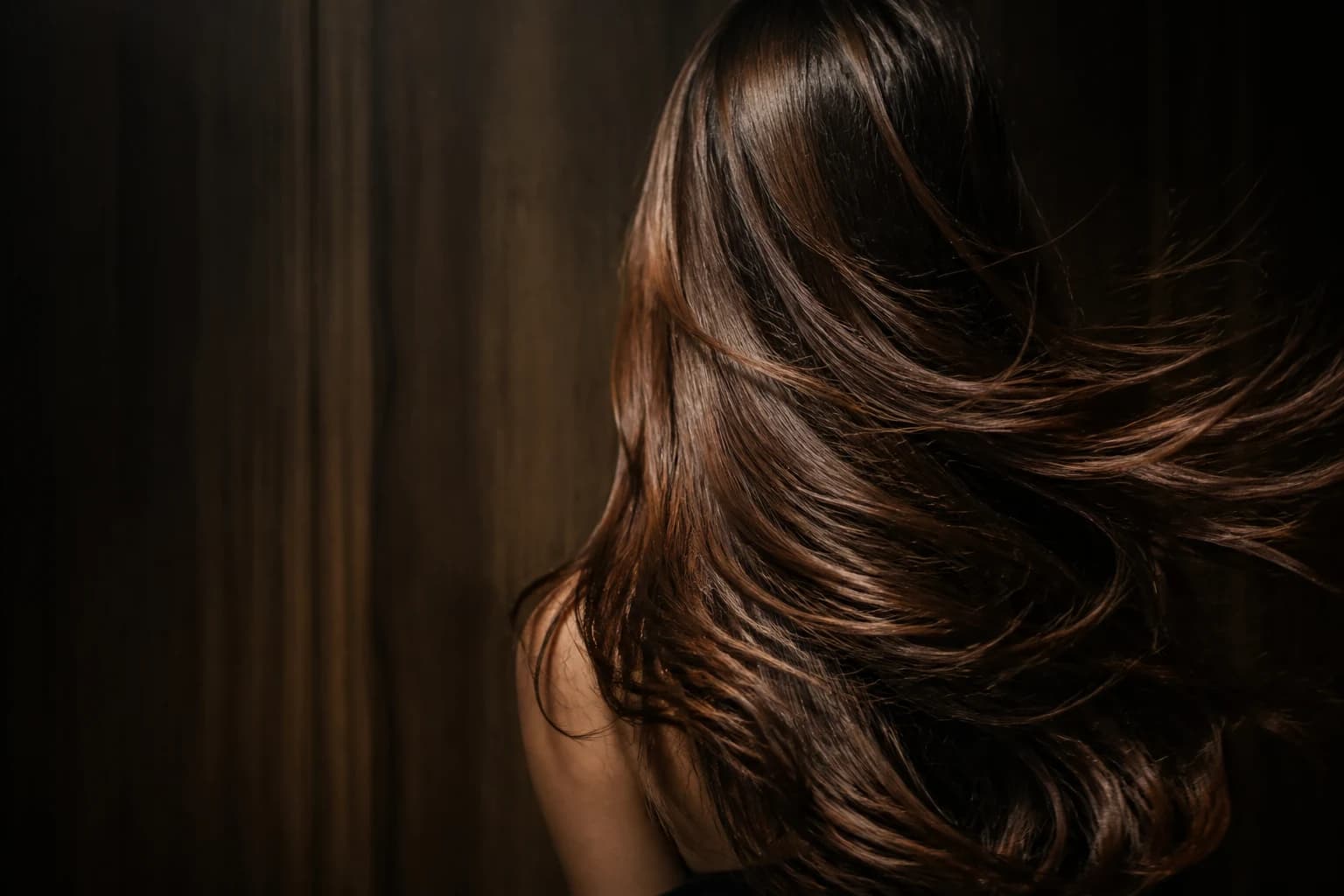 Texture editoriale di capelli castani luminosi